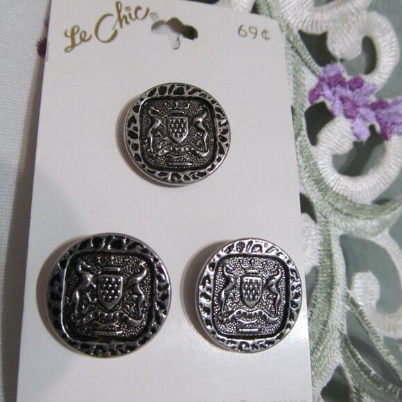 Vintage NEW Le Chic Buttons 3 Buttons on 1 Card ~ Silver Metal Crest Shield - Picture 8 of 8